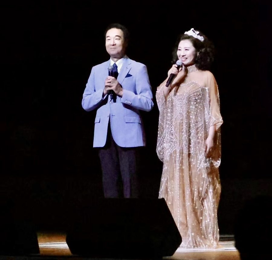 総合司会 宮本隆治とヤン・チェン 舞台 2026年8月31日